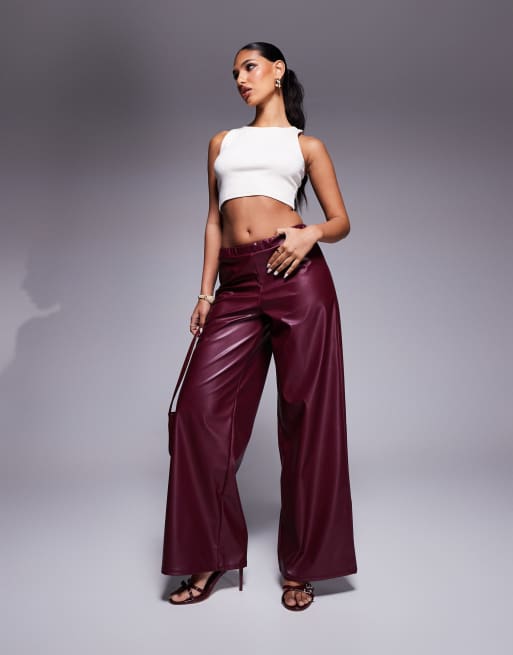 Pantalones burdeos sin cierres de pernera ancha de tejido efecto cuero de ASOS DESIGN, 2 de 5