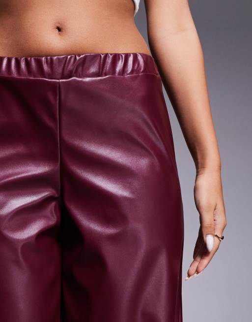 Pantalones burdeos sin cierres de pernera ancha de tejido efecto cuero de ASOS DESIGN, 3 de 5