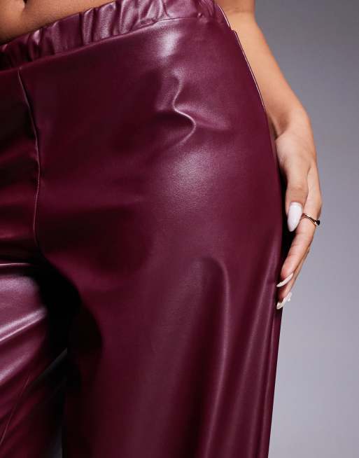 Pantalones burdeos sin cierres de pernera ancha de tejido efecto cuero de ASOS DESIGN, 5 de 5