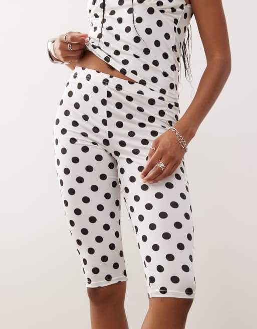 Pantalones capri blancas con estampado de lunares de Reclaimed Vintage (parte de un conjunto), 2 de 5