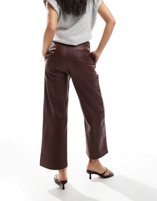 Pantalones capri color ciruela de cuero sintético de ASOS DESIGN, 2 de 5