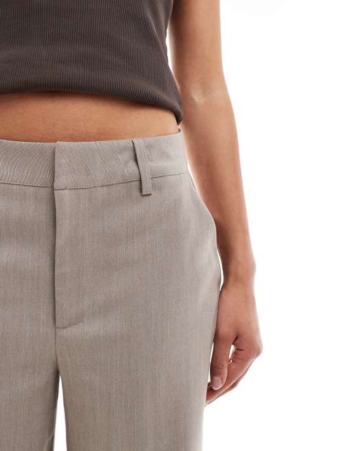 Pantalones capri color topo de talle bajo de Cotton On, 4 de 5