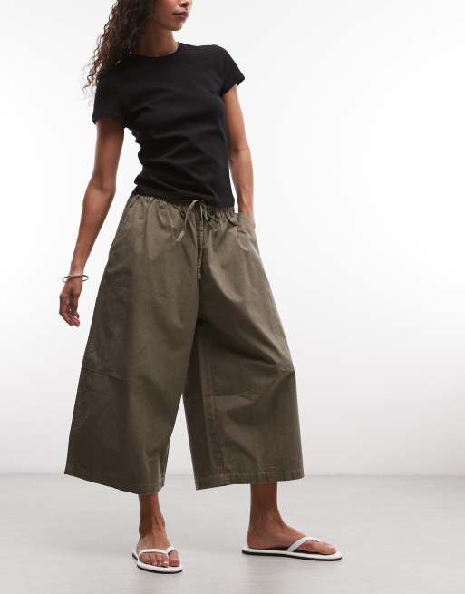 Pantalones capri color topo oscuro extragrandes con cordón ajustable de Weekday