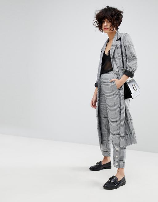 Conjunto de traje con chaqueta cruzada tipo gabardina y pantalones con cuadros de J.O.A , 3 de 3