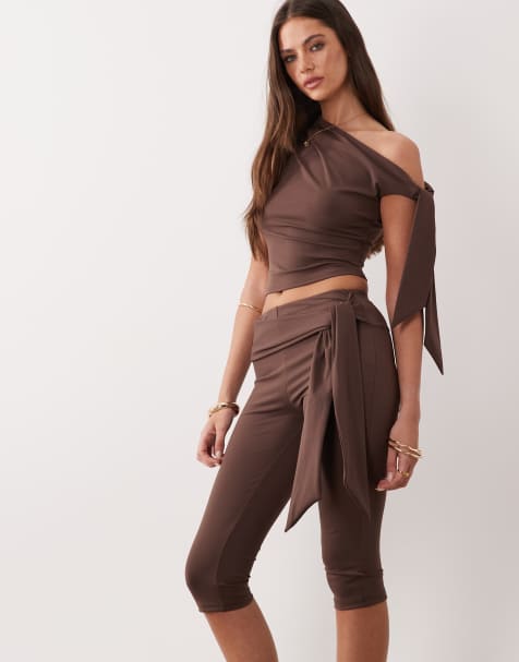 Pantalones capri marrón chocolate ceñidos con nudo lateral colgante exclusivos de The Frolic (parte de un conjunto) - view 1