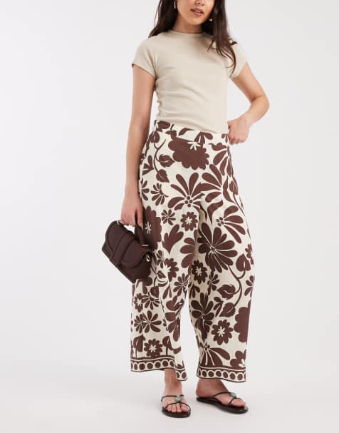 Pantalones capri marrones de pernera ancha con estampado floral de ONLY - view 1