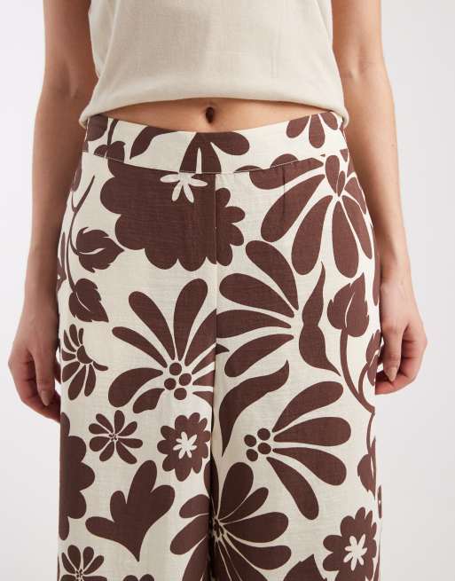 Pantalones capri marrones de pernera ancha con estampado floral de ONLY, 3 de 5