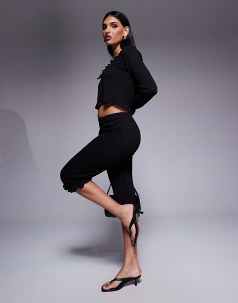 Pantalones capri negros con borde de volantes de tejido texturizado de ASOS DESIGN (parte de un conjunto) - view 1