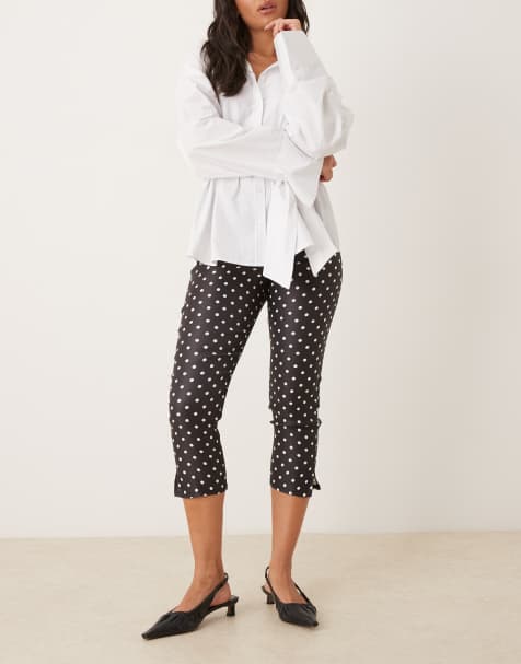 Pantalones capri negros con estampado de lunares blancos y abertura en el bajo de bengalina de ASOS DESIGN - view 1