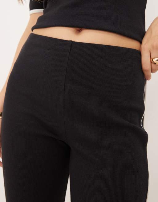 Pantalones capri negros con ribetes en contraste de canalé de ASOS DESIGN (parte de un conjunto), 4 de 5