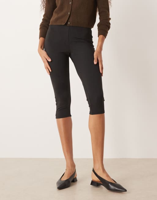 Pantalones capri negros de corte alargado con diseño moldeado de ASOS DESIGN, 2 de 5