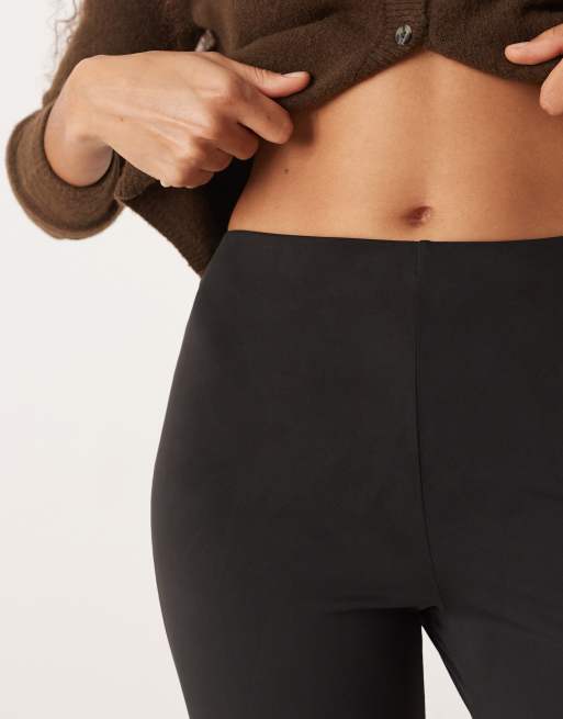 Pantalones capri negros de corte alargado con diseño moldeado de ASOS DESIGN, 3 de 5