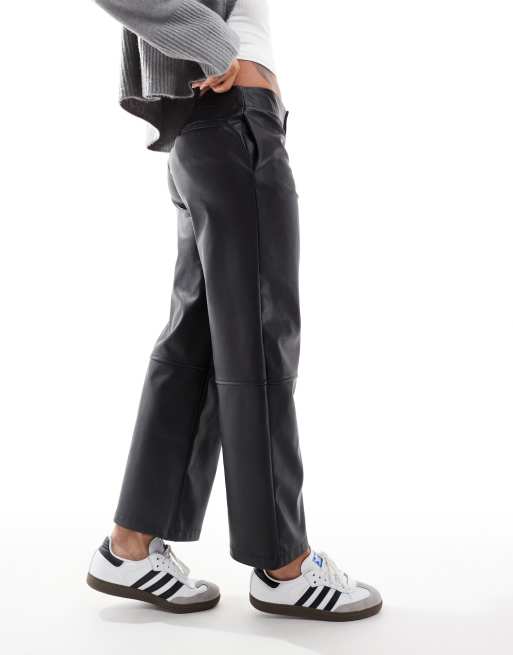 Pantalones capri negros de cuero sintético de ASOS DESIGN, 3 de 5
