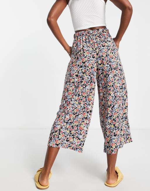 Pantalones capri negros de pernera ancha con estampado floral de New Look, 2 de 4