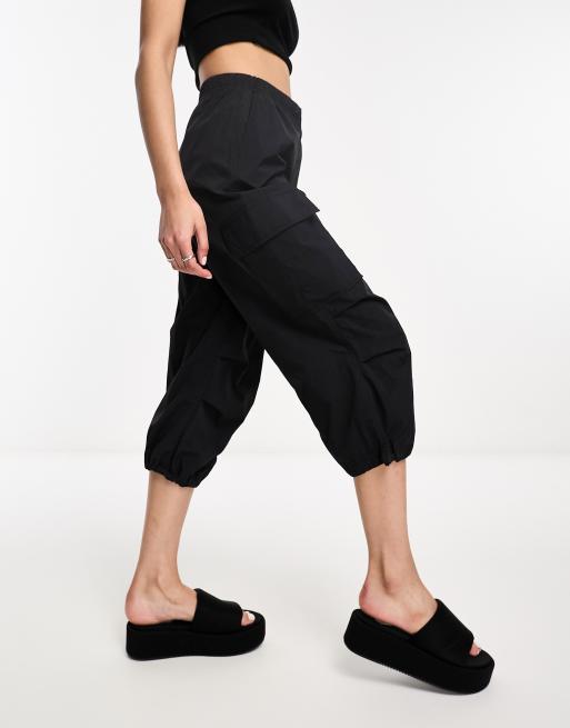 Pantalones capri negros estilo cargo Thea de Weekday