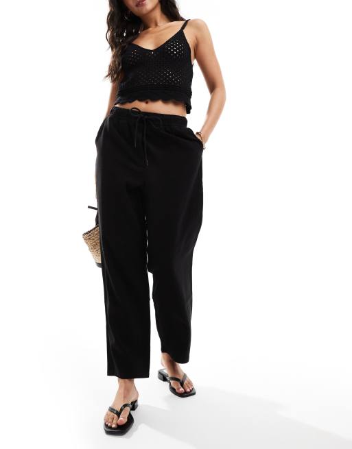 Pantalones capri negros holgados de tejido efecto lino de Mango