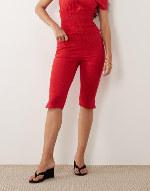 Pantalones capri rojos con bordado inglés de ASOS DESIGN (parte de un conjunto), 2 de 5
