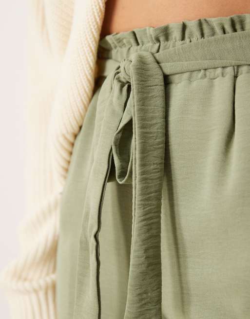 Pantalones capri verde oliva de pernera recta con lazada en la cintura de VILA, 5 de 5