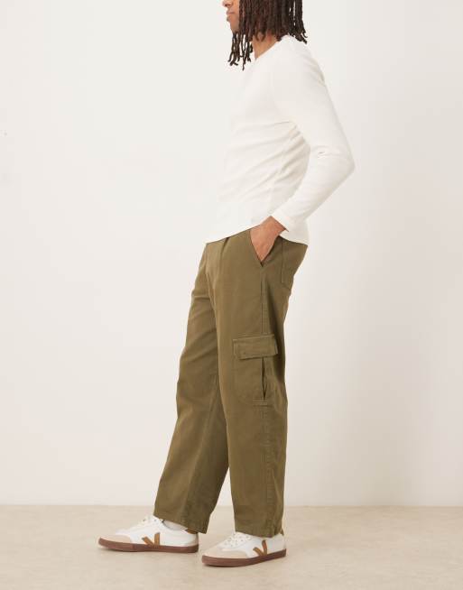 Pantalones caquis cargo de corte tapered holgado con pinzas de ASOS DESIGN, 2 de 5