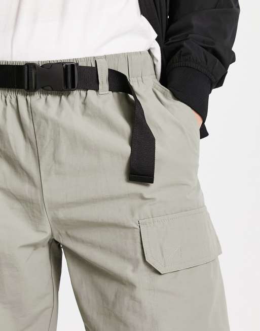 Pantalones caquis cargo utilitarios con cinturón con hebilla de New Look, 2 de 4