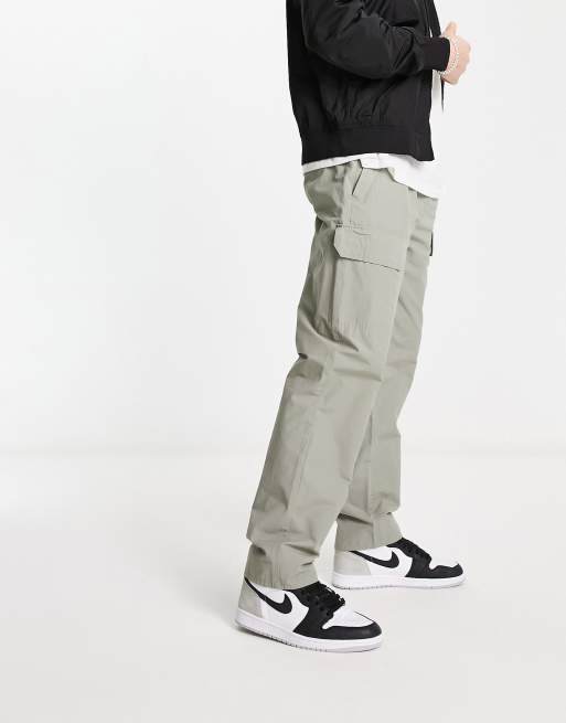 Pantalones caquis cargo utilitarios con cinturón con hebilla de New Look, 4 de 4
