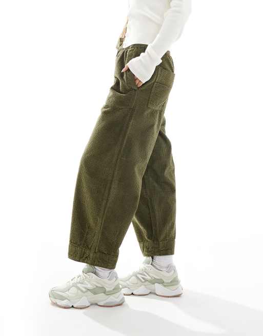 Pantalones caquis de corte barrel de pana abullonada de ASOS DESIGN Petite , 2 de 5