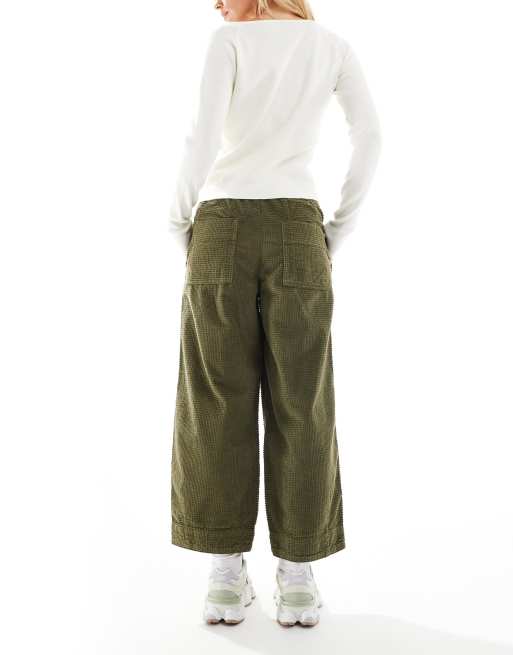 Pantalones caquis de corte barrel de pana abullonada de ASOS DESIGN Petite , 4 de 5