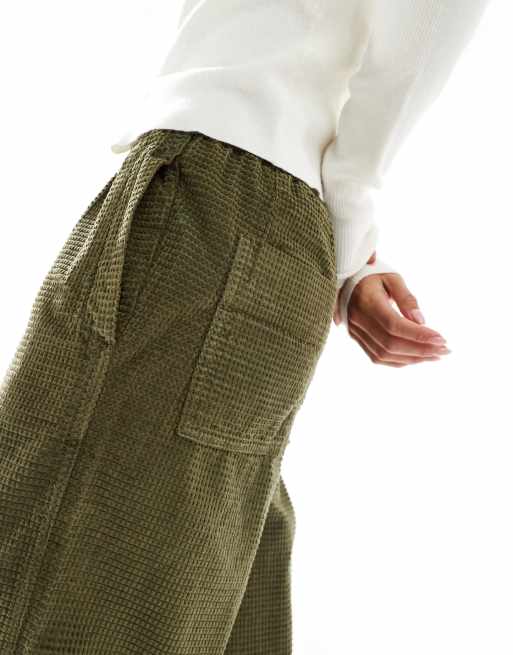 Pantalones caquis de corte barrel de pana abullonada de ASOS DESIGN Petite , 5 de 5