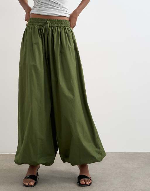 Pantalones caquis de corte bombacho extragrande con bajos ajustados de Topshop, 4 de 5