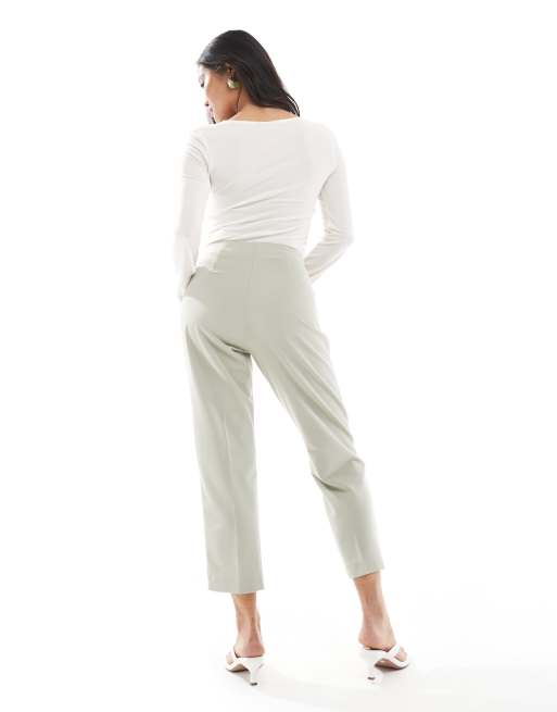 Pantalones caquis de corte cigarette Essentials de Miss Selfridge Petite, 5 de 5