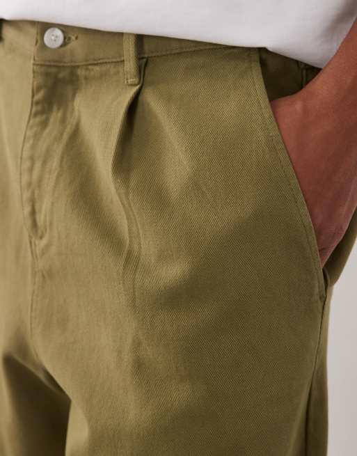 Pantalones caquis de corte tapered holgado con pinzas de ASOS DESIGN, 4 de 5