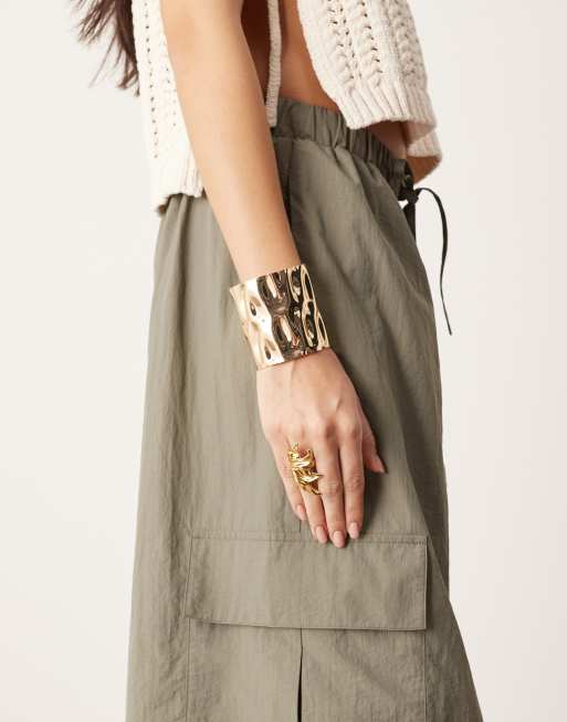 Pantalones caquis de pernera ancha con bolsillos cargo y cordón ajustable de ASOS EDITION, 2 de 5