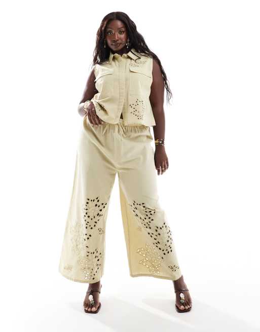 Pantalones caquis de pernera ancha con diseño calado de ASOS DESIGN Curve (parte de un conjunto)