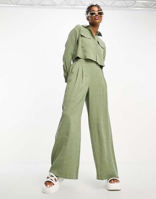 Pantalones caquis de pernera ancha de tejido suave al tacto de Miss Selfridge (parte de un conjunto)