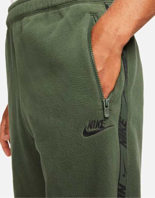 Pantalones caquis de polar Therma-FIT de Nike Sportswear, 3 de 4