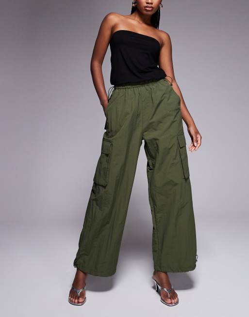 Pantalones caquis estilo paracaidista con bordados tonales de Sixth June