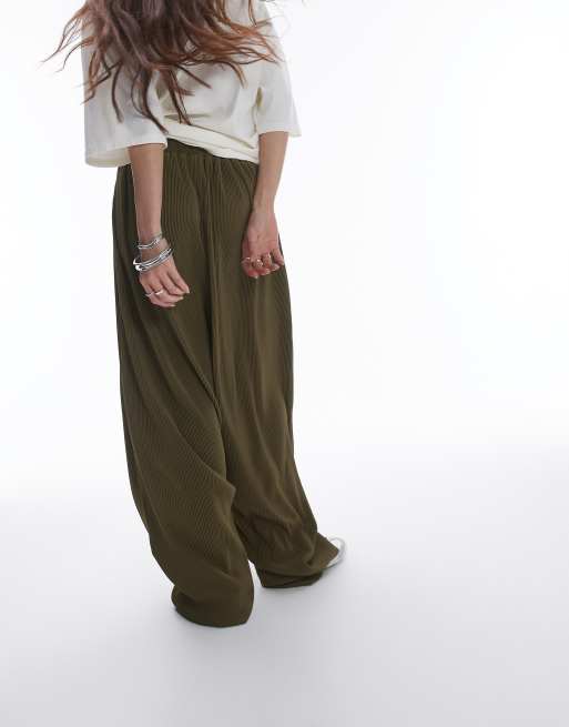 Pantalones caquis plisados de corte globo de Topshop, 4 de 5