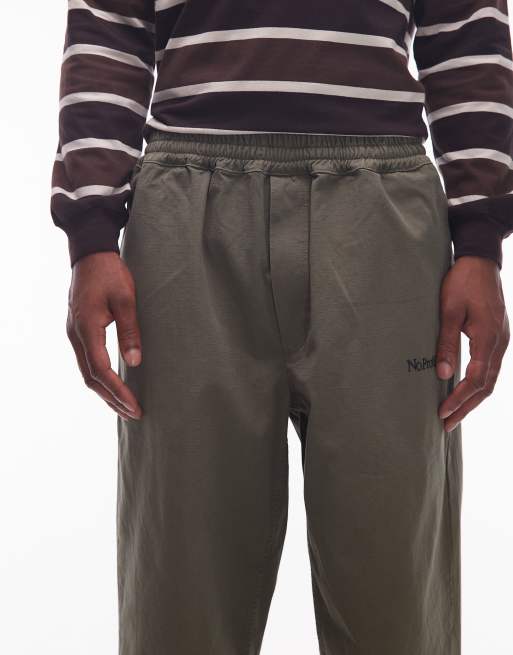 Pantalones caquis sin cierres con logo pequeño de tejido antidesgarros de algodón de No Problemo, 4 de 5