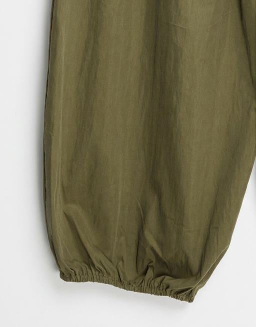 Pantalones caquis sin cierres de corte globo de mezcla de nailon y algodón de ASOS DESIGN Curve, 9 de 9