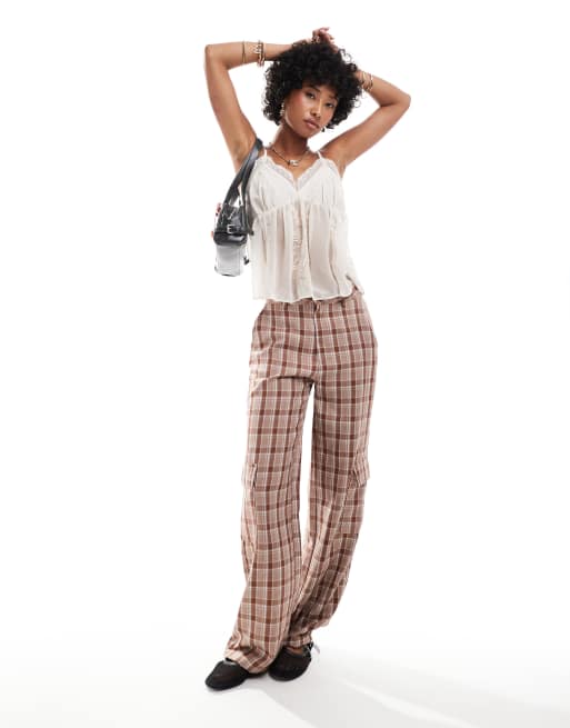 Pantalones cargo a cuadros monocromáticos de pernera ancha con cadena extraíble de Daisy Street