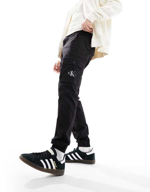 Pantalones cargo ajustados en negro desgastado de Calvin Klein Jeans
