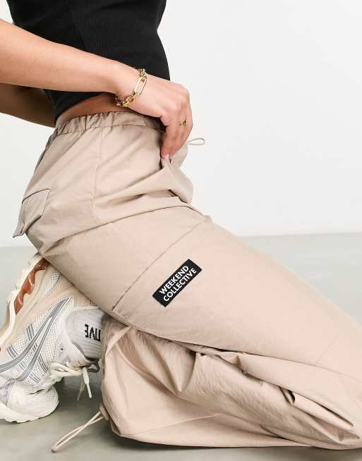 Pantalones cargo beis de estilo paracaidista con bolsillo de ASOS Weekend  Collective