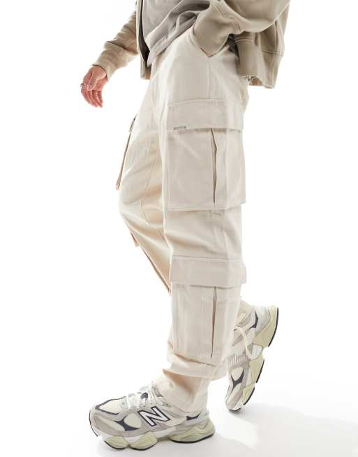 Pantalones cargo beis tácticos con varios bolsillos de Sixth June