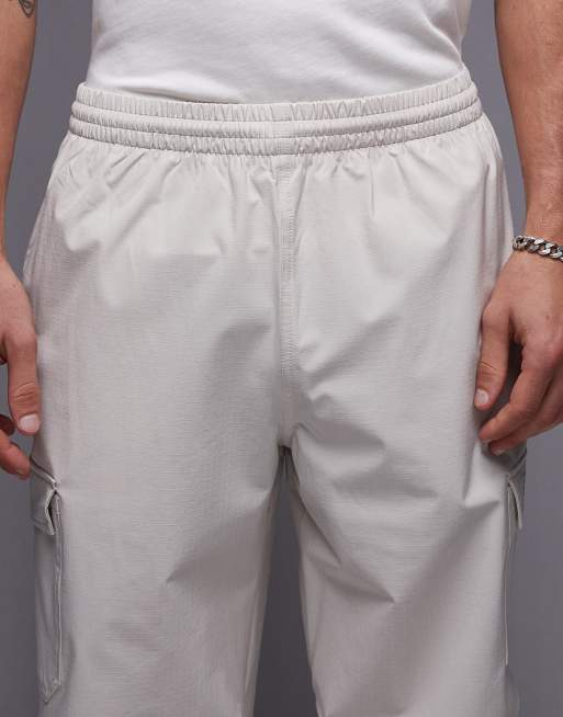 Pantalones cargo blanco hueso de tejido antidesgarros de New Balance, 5 de 5