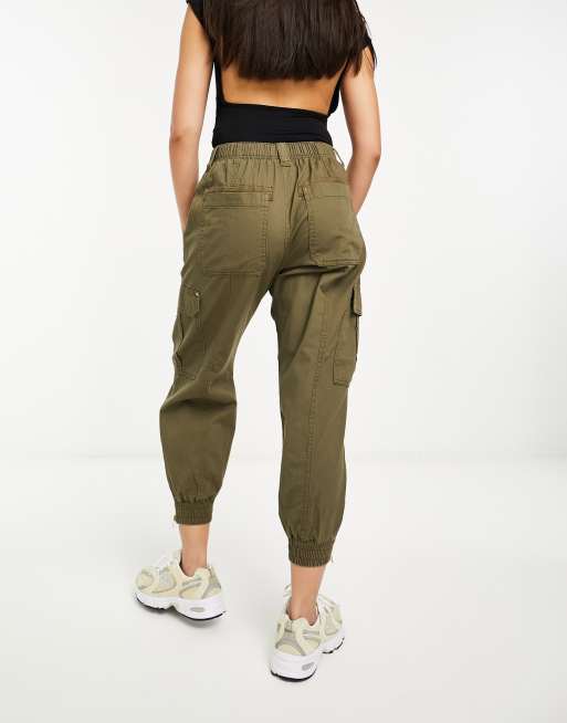 Pantalones cargo caquis con bajos ajustados de River Island Petite