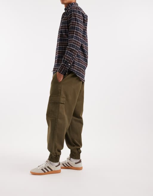 Pantalones cargo caquis de corte tapered sin cierres de ASOS DESIGN, 3 de 5