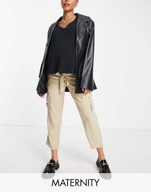 Pantalones cargo color arena con lazada en la cintura de Mamalicious