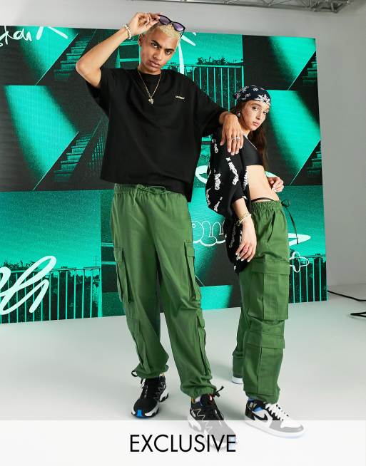 Pantalones cargo color caqui de talle bajo y corte holgado de COLLUSION Unisex
