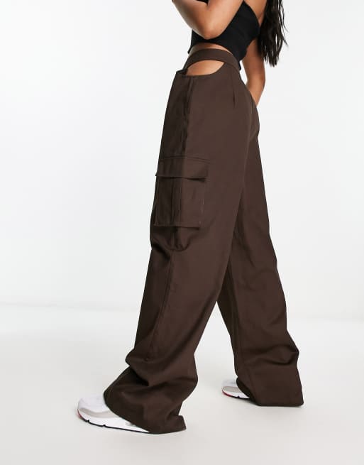 Pantalones cargo color chocolate con aberturas laterales de Public Desire