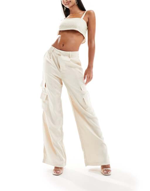 Pantalones cargo color crema de pernera ancha de satén de Kaiia